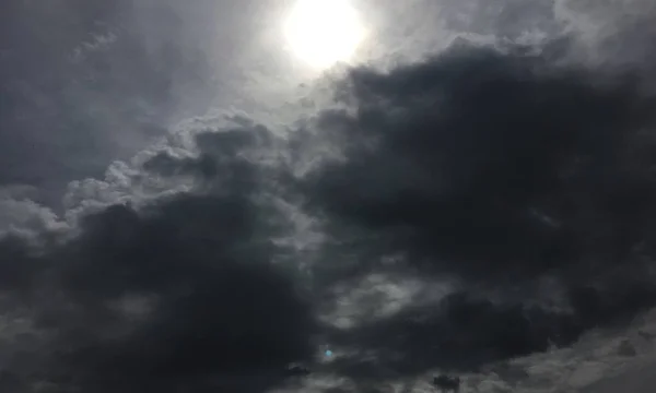 Nubes, fondo azul cielo. cielo azul nube y sol . — Foto de Stock