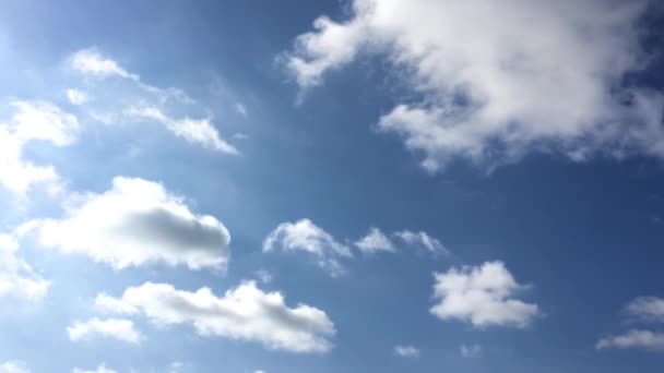 青空の背景に美しい雲 雲による空天気自然クラウドブルー雲と太陽の青空 — ストック動画
