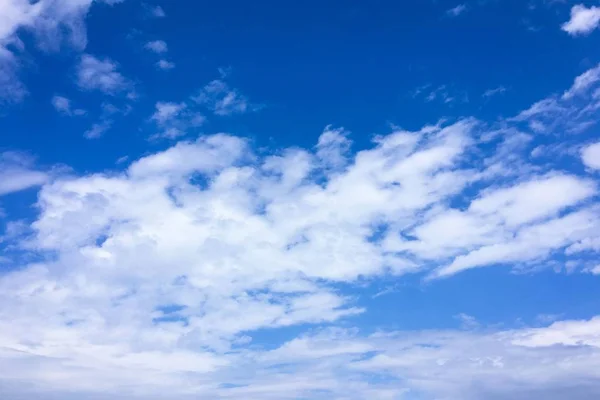 Nuvens, céu fundo azul. céu azul nuvem . — Fotografia de Stock