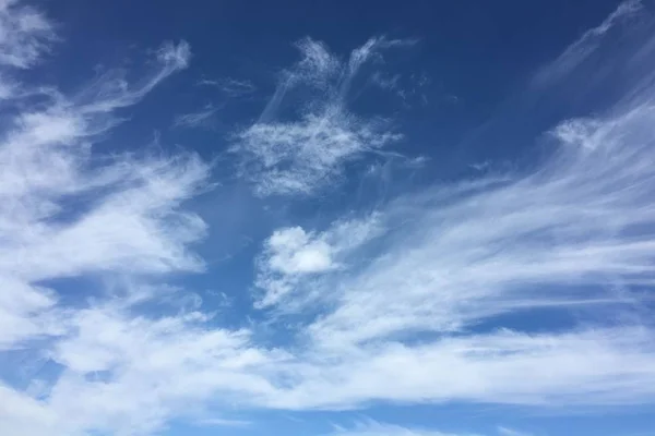 Wolken, blauer Himmel. wolkenblauer Himmel. — Stockfoto