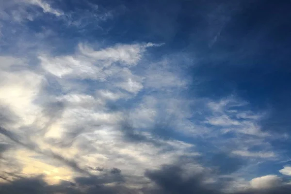 Nubes de trueno, fondo azul cielo. cielo azul nube . — Foto de Stock