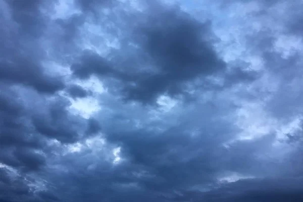 Chmury grzmotu, niebo niebieskie tło. chmura błękitne niebo. — Zdjęcie stockowe