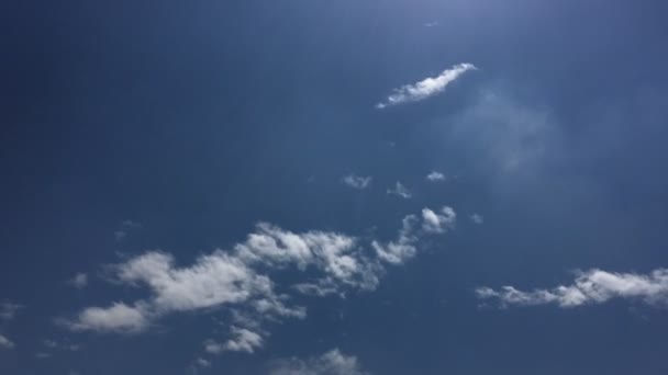 美丽的云朵与蓝天背景 天空与云天气自然云蓝色 蓝色的天空与云和太阳 — 图库视频影像