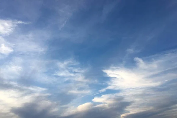 雲空の青の背景。雲青い空. — ストック写真