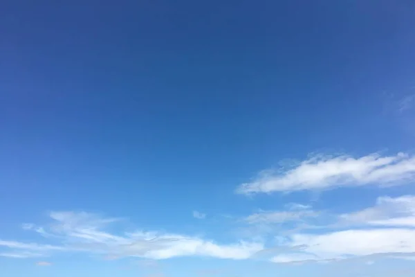 Moln, himmelsblå bakgrund. molnblå himmel. — Stockfoto