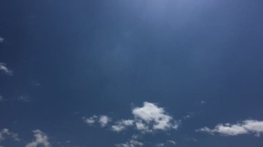 mavi gökyüzü arka plan ile güzel bulutlar. Bulutlar hava doğa bulut mavi ile gökyüzü. Bulutlar ve güneş ile mavi gökyüzü
