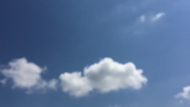 青空の背景に美しい雲 雲による空天気自然クラウドブルー雲と太陽の青空 — ストック動画