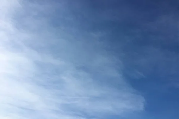 Nuvens, céu fundo azul. céu azul nuvem . — Fotografia de Stock