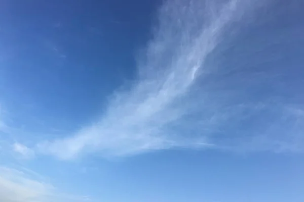 Nuvens, céu fundo azul. céu azul nuvem . — Fotografia de Stock