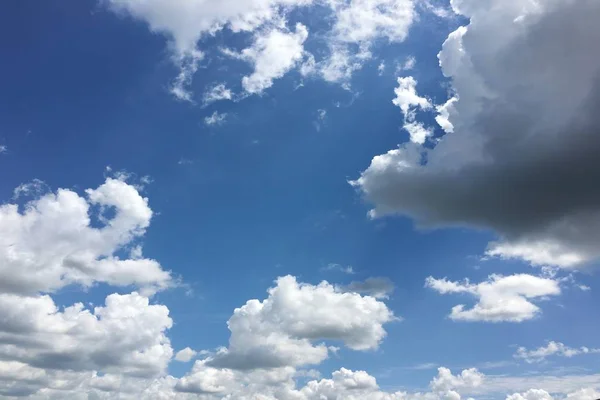 Donnerwolken, himmelblauer Hintergrund. wolkenblauer Himmel. — Stockfoto
