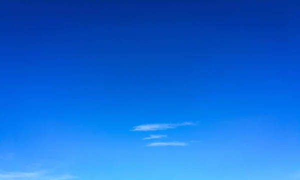 Nuages, fond bleu ciel. ciel bleu nuage — Photo