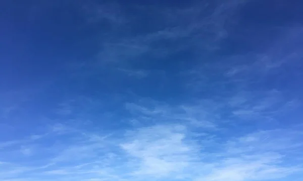 Nuvens, céu fundo azul. céu azul nuvem — Fotografia de Stock