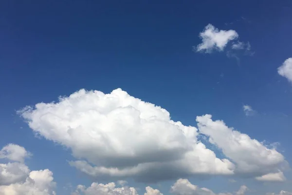 雲空の青の背景。雲青い空. — ストック写真