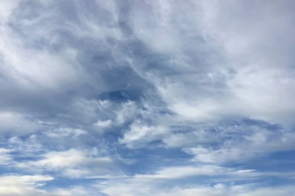 Nuvens, céu fundo azul. céu azul nuvem . — Fotografia de Stock