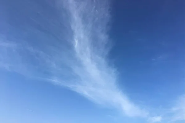 Nuvens, céu fundo azul. céu azul nuvem . — Fotografia de Stock