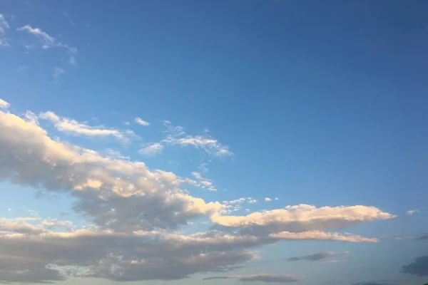 雲空の青の背景。雲青い空. — ストック写真