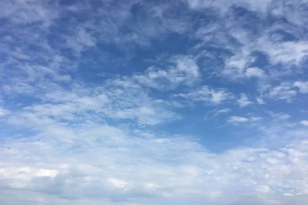 Mraky, nebesky modré pozadí. mrak modrá obloha. — Stock fotografie