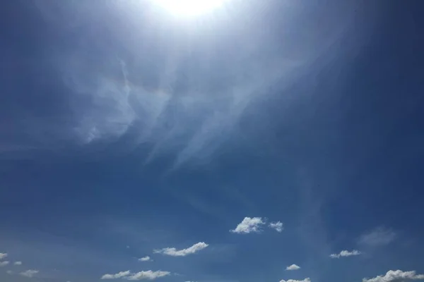 Nuages, fond bleu ciel. ciel bleu nuage et soleil . — Photo