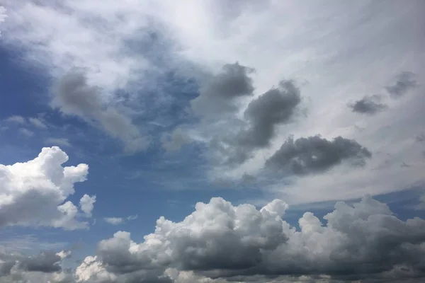 Donderwolken, hemelsblauwe achtergrond. wolkenblauwe lucht. — Stockfoto