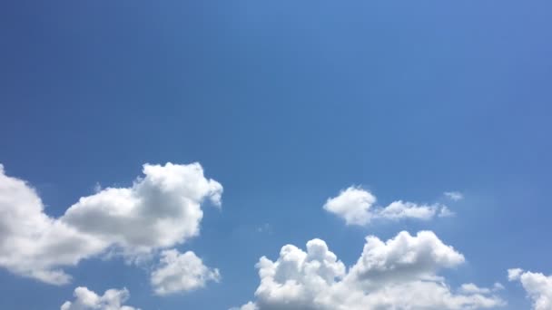 Fehér Felhők Tűnnek Forró Napon Kék Égen Time Lapse Mozgási — Stock videók