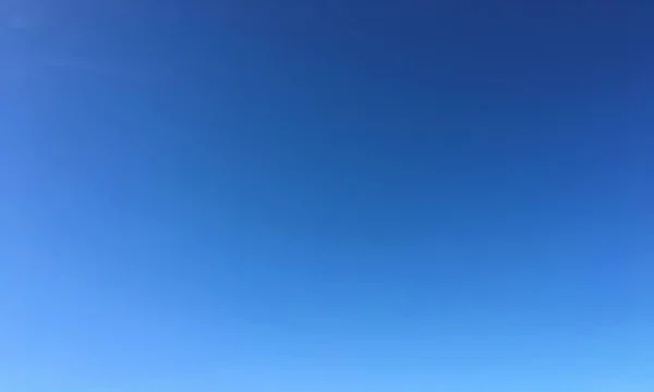 Awan, latar belakang biru langit. langit biru dan matahari — Stok Foto