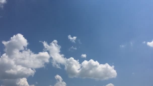 青空の背景に美しい雲 雲による空天気自然クラウドブルー雲と太陽の青空 — ストック動画