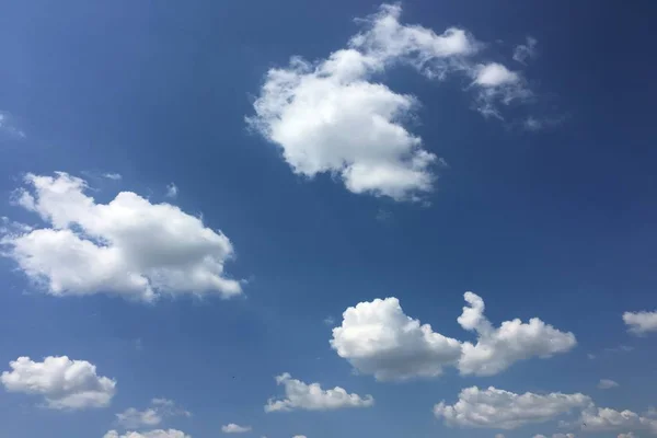 Хмари, блакитний фон неба. хмарне блакитне небо . — стокове фото