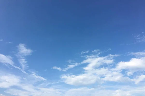 Nuvens, céu fundo azul. céu azul nuvem . — Fotografia de Stock