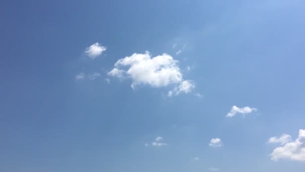 青い空の熱い太陽の下で白い雲が消えます 時間の経過運動雲 青空の背景と太陽 — ストック動画