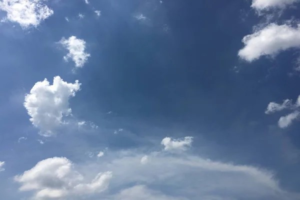 Σύννεφα, γαλάζιο φόντο. συννεφιασμένο ουρανό. — Φωτογραφία Αρχείου