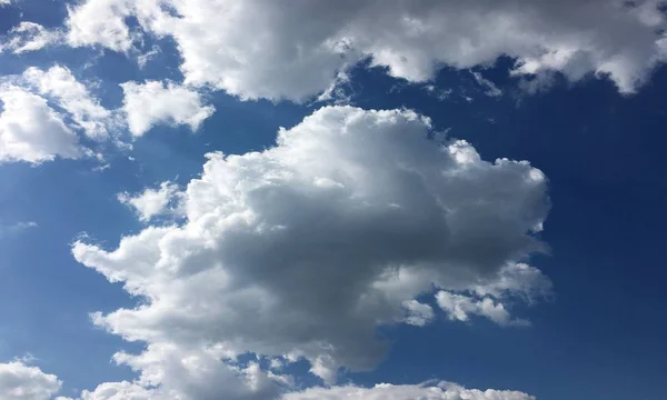 雲空の青の背景。雲青い空. — ストック写真