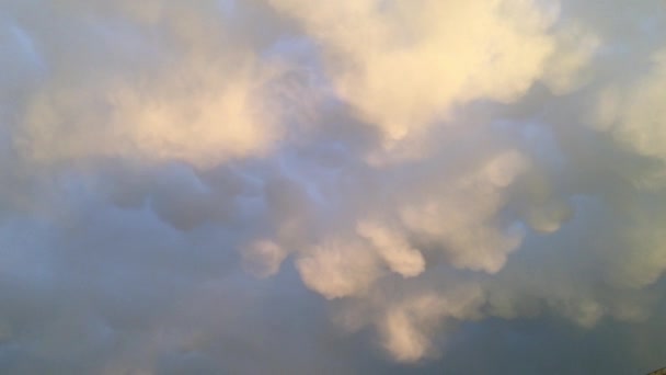 Weiße Wolken Verschwinden Der Heißen Sonne Blauen Himmel Schleife Mit — Stockvideo