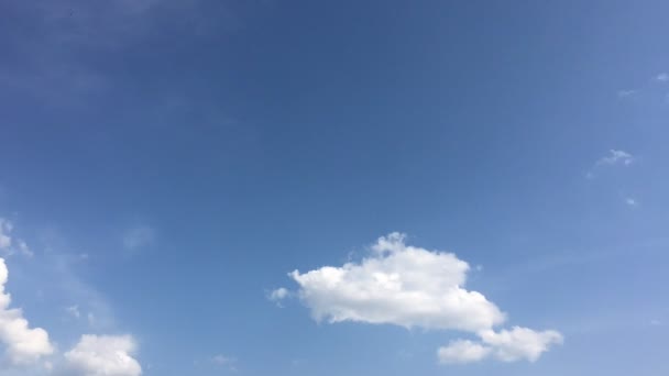 Weiße Wolken Verschwinden Der Heißen Sonne Blauen Himmel Schleife Mit — Stockvideo