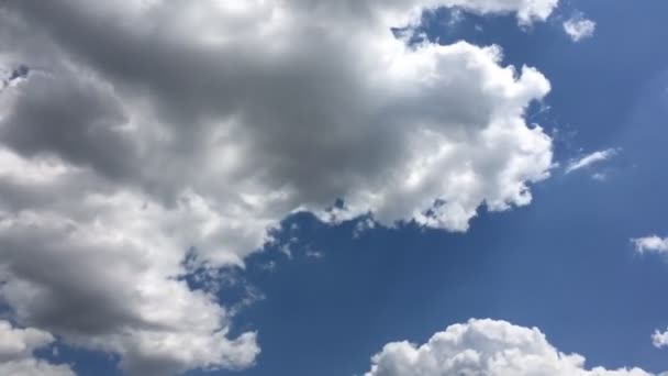 Nubes Blancas Desaparecen Sol Caliente Cielo Azul Nubes Movimiento Lapso — Vídeo de stock
