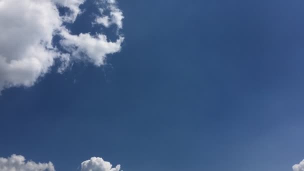 青い空の熱い太陽の下で白い雲が消えます 時間の経過運動雲 青空の背景と太陽 — ストック動画