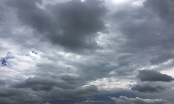 Громовые облака, небесно-синий фон. голубое небо . — стоковое фото