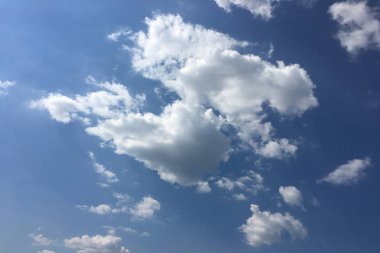 Bir mavi gökyüzü arka plan güzel bulutlar. Bulut gökyüzü. Mavi gökyüzü bulutlu hava, doğa bulut ile. Beyaz bulutlar, mavi gökyüzü ve güneş