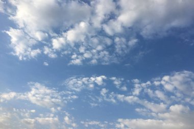 Mavi gökyüzü arka planına karşı güzel bulutlar. Bulut gökyüzü. Bulutlu havaile mavi gökyüzü. Beyaz bulutlar, mavi gökyüzü ve güneş