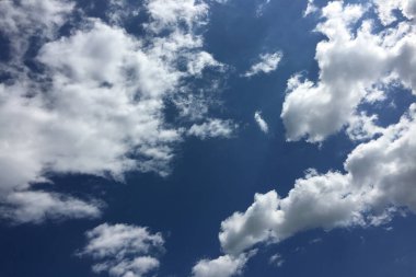 Mavi gökyüzü arka planına karşı güzel bulutlar. Bulut gökyüzü. Bulutlu havaile mavi gökyüzü. Beyaz bulutlar, mavi gökyüzü ve güneş