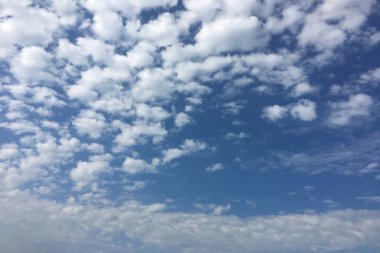 Bir mavi gökyüzü arka plan güzel bulutlar. Bulut gökyüzü. Mavi gökyüzü bulutlu hava, doğa bulut ile. Beyaz bulutlar, mavi gökyüzü ve güneş