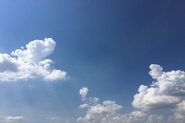 Bir mavi gökyüzü arka plan güzel bulutlar. Bulut gökyüzü. Mavi gökyüzü bulutlu hava, doğa bulut ile. Beyaz bulutlar, mavi gökyüzü ve güneş