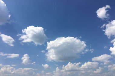 Bir mavi gökyüzü arka plan güzel bulutlar. Bulut gökyüzü. Mavi gökyüzü bulutlu hava, doğa bulut ile. Beyaz bulutlar, mavi gökyüzü ve güneş