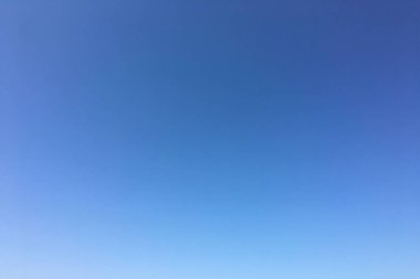 Mavi arkaplanı olan güzel bulutlar. Doğa havası, bulut mavi gökyüzü ve güneş