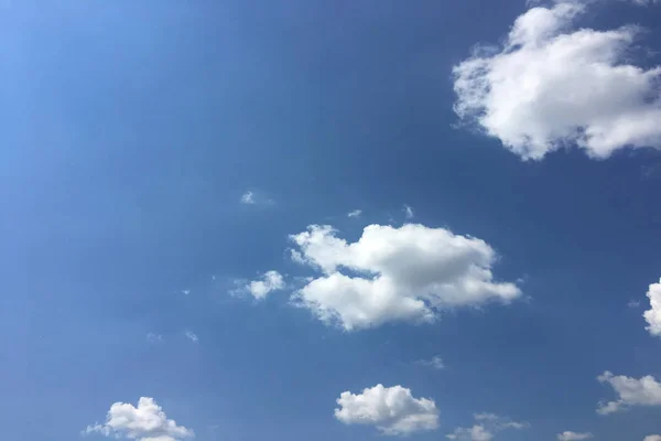 아름 다운 구름 푸른 하늘 배경입니다. 구름 하늘입니다. 흐린 날씨, 자연 구름과 푸른 하늘입니다. 흰 구름, 푸른 하늘 및 태양 — 스톡 사진