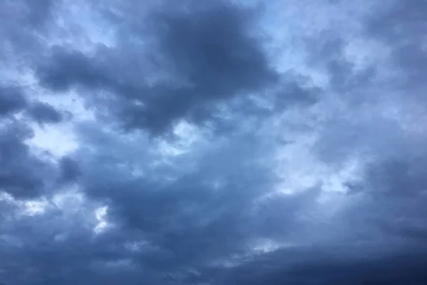 Schöner blauer Himmel mit Wolken im Hintergrund. Wolken am Himmel. Himmel mit Wolken Wetter Natur Wolkenblau. Blauer Himmel mit Wolken und Sonne — Stockfoto