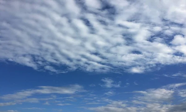 Wolken, hemelsblauwe achtergrond. wolkenblauwe lucht. — Stockfoto