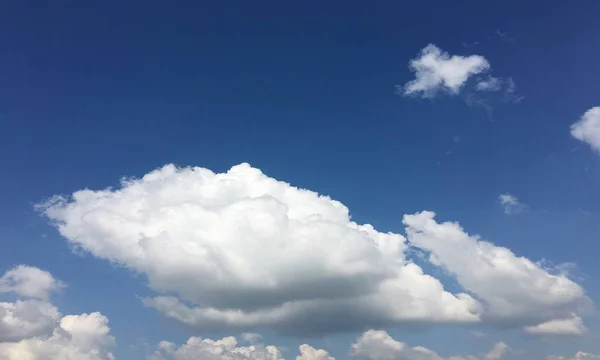 Chmury, błękitne tło. chmura błękitne niebo. — Zdjęcie stockowe