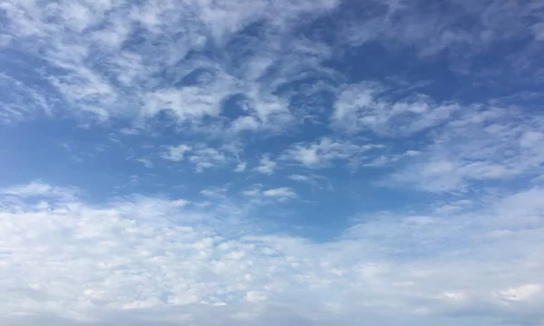 Moln, himmelsblå bakgrund. molnblå himmel. — Stockfoto