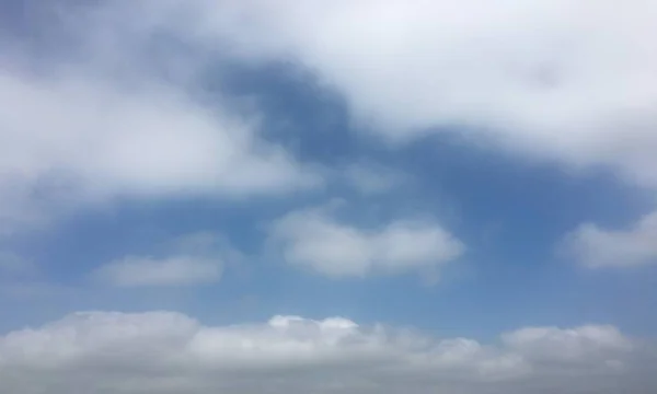 Nuvens, céu fundo azul. céu azul nuvem . — Fotografia de Stock