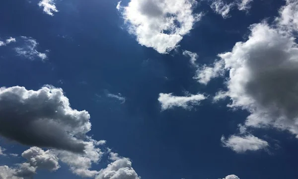 Nubes, fondo azul cielo. cielo azul nube y sol . —  Fotos de Stock